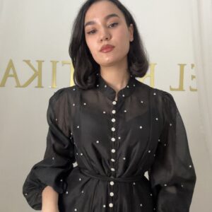 Robe en organza ornée de strass